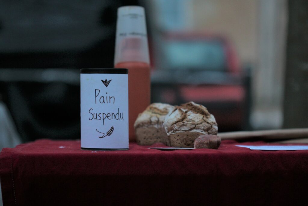 stand de pain "suspendu" sur le marché