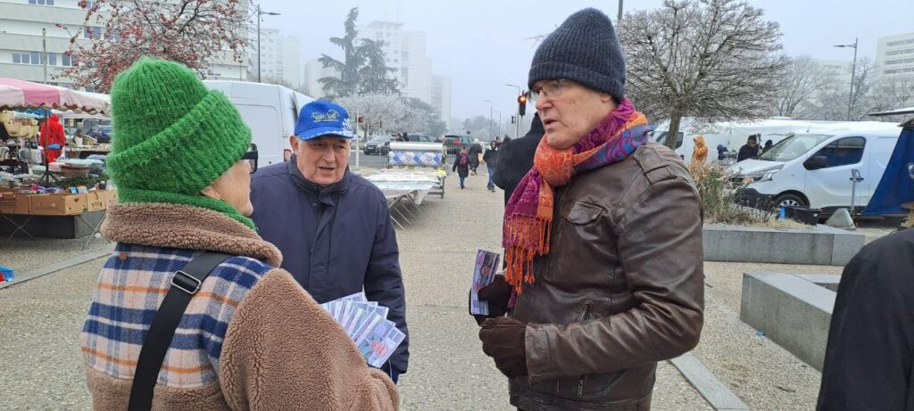 photo de bertrant et d'autres militants sur le marché des couronneries