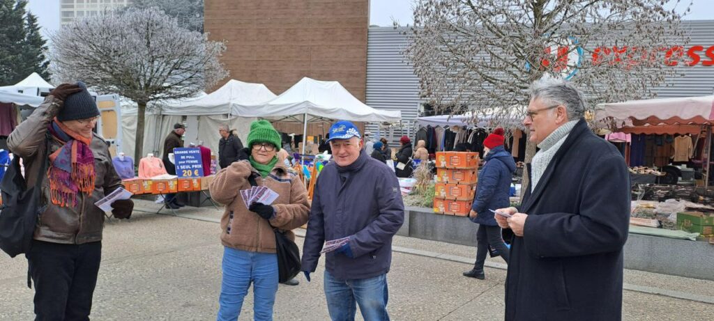 photo de militants sur le marché des couronneries